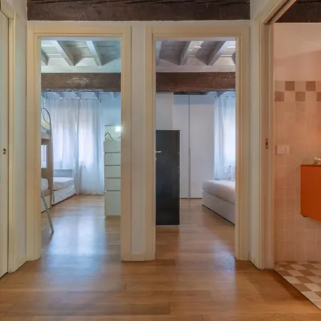 Guesthost - Heart Of Ferrara's History Apartament Ferrara