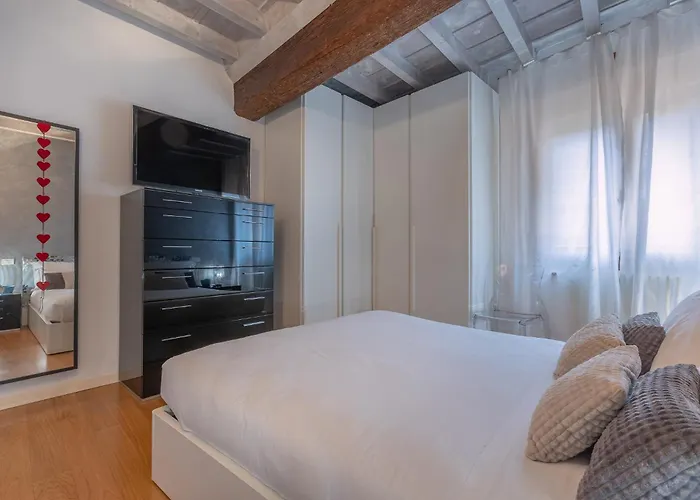 Guesthost - Heart Of Ferrara's History フェラーラ